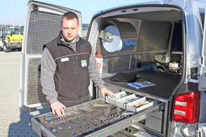  Baumaschinenmeister Timo Betz, Werkstattleiter bei DiTec, sieht in dem Schubladensystem von Aluca einen echten Volltreffer für seinen Service-Wagen VW T6 Fotos: Olaf Meier 