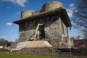  Ein Bagger brach mit einem Hydraulikmeißel eine 15 m hohe Öffnung in die 2 m dicken Bunkerwände 