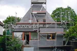  Rechts: Auf die mit gelben Klinkerriemchen verkleidet Fassade brachten die Handwerker ein rein organisches WDVS auf 