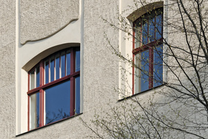  Glatte Putzflächen um die Fenster auf der Hofseite. Aus der Entfernung ähneln sie den Sandsteineinfassungen an den StraßenseitenFotos: tubag 