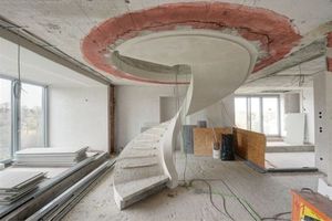  Eine Wendeltreppe führt durch einen kreisrunden Deckendurchbruch in das Penthouse auf dem Bunkerdach Fotos (2): Christine Dempf für Euroboden 