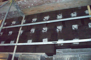  Auf die Krallenplatten montierten die Handwerker korrosionsgeschützte Direkt-abhänger zur Aufnahme einer Holzunterkonstruktion 