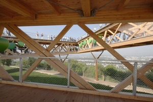  Nahe der Bergstation der Seilbahn befindet sich auf einem Sporn das hölzerne Aussichtsbauwerk der BUGA. Dieses Objekt wird nach der Schau nicht zerlegt, sondern bleibt erhalten  