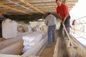  Verarbeitung von Hobelspäne als Außenwanddämmung Foto: Holz-Lehmhaus 