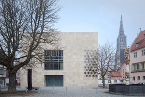  Die neue Ulmer Synagoge wurde 2012 eingeweiht. An der rechten Seite des Gebäudes sieht man die kleinteiligen Fenster des nach Jerusalem ausgerichteten Gebetsraums 