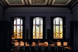  Altes Glas im neuen Rahmen: Auch die 4 m hohen bunten Bleiglasfenster der Aula konnte die Tischlerei Jüchsen erhalten 