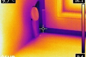  Hinter der Wandverkleidung messen wir nahezu die Außentemperatur 