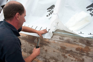  In die Sparrenfelder legten die Handwerker die Dampfbremse Seco Pro 2, auf den Sparren wird sie getackert, am Übergang zur Traufe mit dem Bestand verklebt 