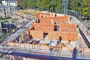  Das tragende Mauerwerk der Gebäude der Lübecker Wohnsiedlung mauerten die Handwerker aus den Hochloch-Wärmedämmziegeln ?Unipor W09? auf 