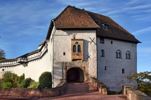  Die Wartburg in Eisenach wird bis 2017, wenn sich die Reformation zum 500. Mal jährt, umfassend 
saniert. Begonnen wurde mit Dach und Fassade 
an der Vogtei
Fotos: Krolkiewicz 