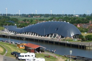  Der Wal-Familien-Indoorspielpark in Friedrichskoog: Die markante Großskulptur in Walform aus Holz beherbergt auf 2000 m2 Fläche einen Indoor-Spielplatz. Die Maße: 125 m lang, bis zu 25 m breit und 15 m hoch. Die Außenhaut bilden miteinander verschweißte Kunststoffbahnen, optisch einer echten Walhaut nachempfunden 