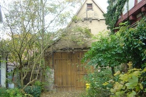  Die denkmalgeschützte Scheune in Waiblingen-Neustadt vor (links) und nach dem Umbau zum Atelier (rechts) 