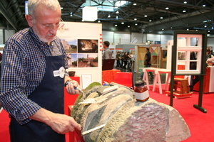  Hier werden Fugarbeiten an Sandsteinelementen gezeigt 