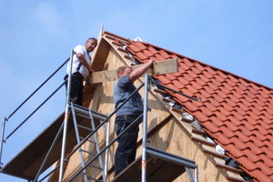  Das Dach wurde mit naturroten Hohlfalzziegeln komplett neu eingedeckt
Foto: Fachwerkstatt Drücker &amp; Schnitger 