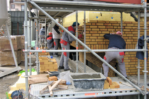  Die Vormauerschale errichteten die Maurer für den Neubau aus einem kostengünstigen Standard-Ziegel 