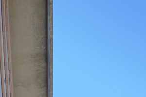  Am Dachüberstand des Nebengebäudes ist der Schimmelpilzbefall besonders gut zu erkennenFoto: Marc Göbelsmann 