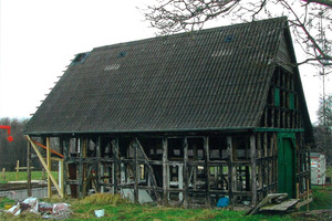  Das ausgeräumte Fachwerk des Bauernhauses 