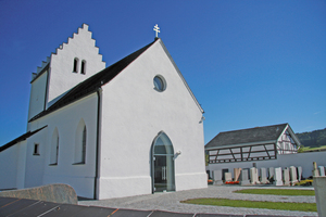  Die Sanierung bewahrt die regionale Bautradition und lässt das einzigartige Ensemble aus Kirche, Friedhof und Mesnerhaus in neuem Glanz erstrahlen 