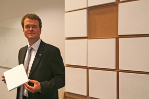  Dr. Marc Fricke mit einem Stück des Superdämmstoffs Slentite im BASF-Werk in Lemförde Foto: Thomas Wieckhorst 