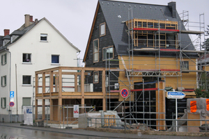  Für den Anbau stellten die Zimmerleute die Holzverbindung der Pfosten mit den Schwellen durch Verblattungen her, die durch Keilschlösser gesichert sind 