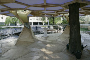  Baum (links) und Stütze im Pavillion der Handwerkskammer 