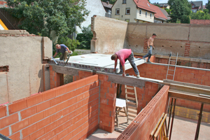  Für das Einziehen der Zwischendecken wurden Fertigteile verwendet, die bereits Rohrleitungen für die Deckenheizung enthalten Foto: Heidi Burkhardt-Nöltner 