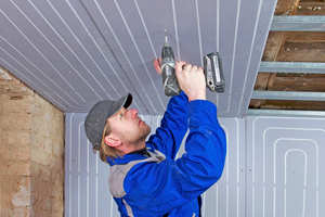  Die auf den Renovis Trockenbauelementen aufgedruckte Verlegung der Rohre erleichtert den Handwerkern die Befestigung und den Einbau von Einbauleuchten, Luftauslässen oder SprinklernFotos: Peter Eichler / Uponor / Knauf 