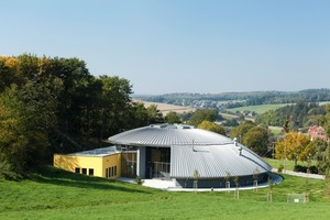  Die Kuppel erhielt eine Trapezblecheindeckung mit integrierter Wärmedämmung. Der Firstpunkt liegt etwa auf 9,70 m HöheFotos: C + P Schlüssel-fertiges Bauen I www.cpbau.de 