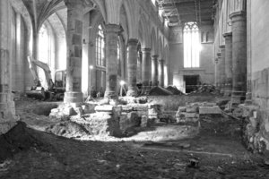  Bei den Umbauarbeiten im Kirchenschiff mussten die Rohbauer zunächst einen stabilen Untergrund herstellen, auf dem die Stahlbauer anschließend das Tragwerk für das begehbare Bücherregal aufstellen konnten 