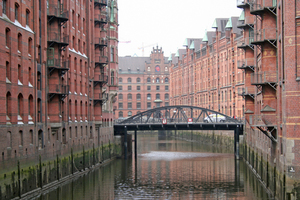  Blick in einen Kanal der Hamburger Speicherstadt, die seit Ende Juni zum Weltkulturerbe gehört 