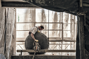  Stück für Stück arbeiten sich die Handwerker mit Sägen durch den 2 m dicken Stahlbeton der Außenwände Fotos: Christine Dempf für Euroboden 