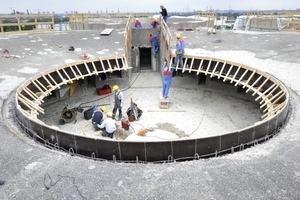  Schalungsbau und Verlegung der Bewehrung auf einem der Geschützköpfe des Bunkers vor Beginn der Spritzbetonarbeiten 