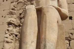  Auch die steinernen Standbilder der Tempelanlage (hier Pharao Ramses III.) wurden, ebenso wie die Gebäudeteile, imprägniert, mit, niedrigviskosen Injektionsharz behandelt und mit Steinfestiger konsolidiert 