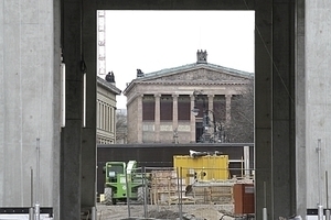  Durchblick von der Baustelle aus auf die Alte Nationalgalerie der Museumsinsel 