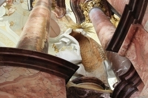  Blick hinter den Altar der Barockkirche im Kloster Schöntal: Die „Mamorsäulen“ sind gemalt, der Mamorengel besteht aus HolzFoto: Thomas Schwarzmann 