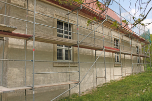  Die Fassade der Kirche in Biederitz mit neuem Putz  