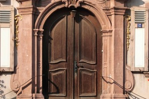  Auch am herrlichen Barockportal des Bürgerhausses in Riegel hatte der „Zahn der Zeit“ deutliche Spuren hinterlassen<br /> 