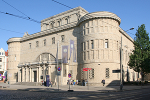  Das von 1911 bis 1913 nach Plänen von Wilhelm Kreis in Halle an der Saale erbaute Landesmuseum für Vorgeschichte erinnert eher an die Porta Nigra in Trier als an einen Museumsbau 