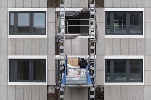  Das neue Fenster wird in den alten Blendrahmen montiert 