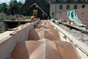  Die Gewölbe über dem Kreuzgang des Südflügels stellten die Rohbauer aus farbig angepasstem Magerbeton wieder her. Hier stampften sie den Beton ohne Bewehrung auf eine vorgefertigte Schalung in Form der KreuzgratgewölbeFotos: Pfeiffer Ellermann Preckel 