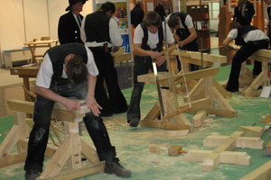  Holzbearbeitung in einer lebendigen Werkstadtt auf der denkmal 2008 