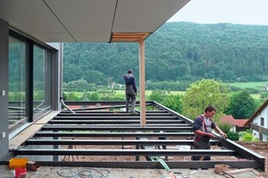  Auf gegenüberliegender Seite: Für das Tragwerk der Veranda vor der großen Fensterfront im Erdgeschoss verwendeten die Handwerker Stahlträger 