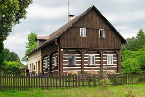  Die Haushälfte, in der die Bohlenstube steckt, ist ganz aus Holz, der anschließende Wirtschaftsteil massiv erbaut. Die Kastenfenster der Bohlenstube sind mittig in der Wandfläche zwischen den Umgebindebögen eingebautFotos: Thomas Wieckhorst 