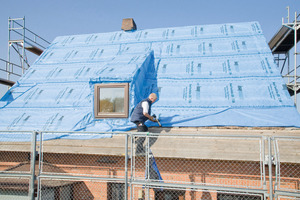  Bei der Dachsanierung von außen sollten zur verlässlichen Abdichtung abgestimmte Klebstoffe und Klebebänder zum Einsatz kommenFotos: Knauf Insulation 