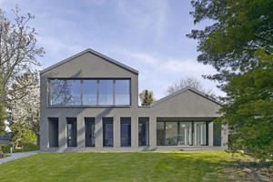  Selbstbewusst präsentiert sich das Wohnhaus in Solingen nach dem Umbau mit seinen neuen, unterschiedlich großen Giebeln zur Straße 