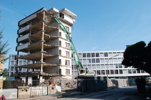  So ist es richtig: Vor dem Abbruchgebäude steht zur Verkehrssicherung ein hoher Zaun 