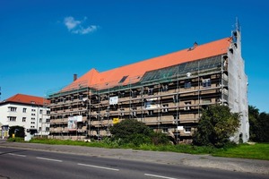  Die Fassade der um 1920 im Leipziger Stadtteil Mockau errichteten und heute denkmalgeschützten Mehrfamilienhausgruppe wurde von innen mit der Verbundplatte Rigitherm 032 gedämmt 