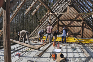  Die neue Stahlbetondecke wird betoniert 