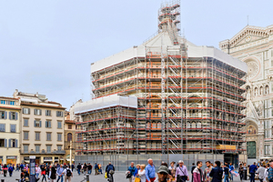  Das „Allround“-Gerüst folgt der achteckigen Form der Florentiner Taufkirche Foto: Layher 