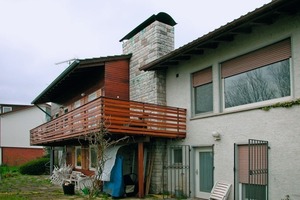  Das 1959 erbaute Holzhaus vor der Sanierung und (Bild oben) nach dem Umbau zum PassivhausBilder auf gegenüberliegender Seite oben: Anlieferung und Montage der Holzelemente 